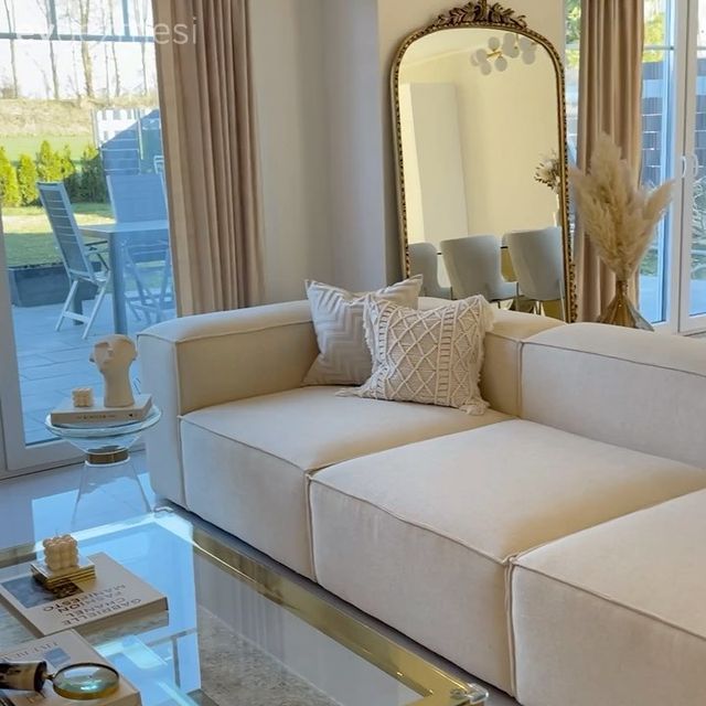 Açık konsept yaşam alanı, Salon, Sandalye, Altın, Zemin seramikleri, Boy aynası, Ayna, Koltuk takımı, Bej, Beyaz, Krem, Beyaz koltuk, Cam orta sehpa, Orta sehpa, Halı, Fon perde, Perde, Tül perde, Dekoratif Objeler