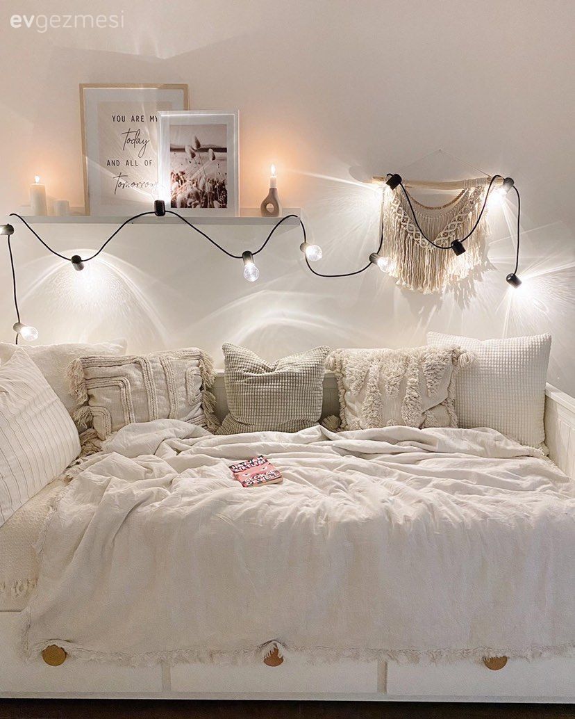 Oturma Odası, Beyaz, Krem, Bej, Led aydınlatma, Aydınlatma, Duvar rafı, Duvar dekorasyonu, Kırlent, Ev tekstili