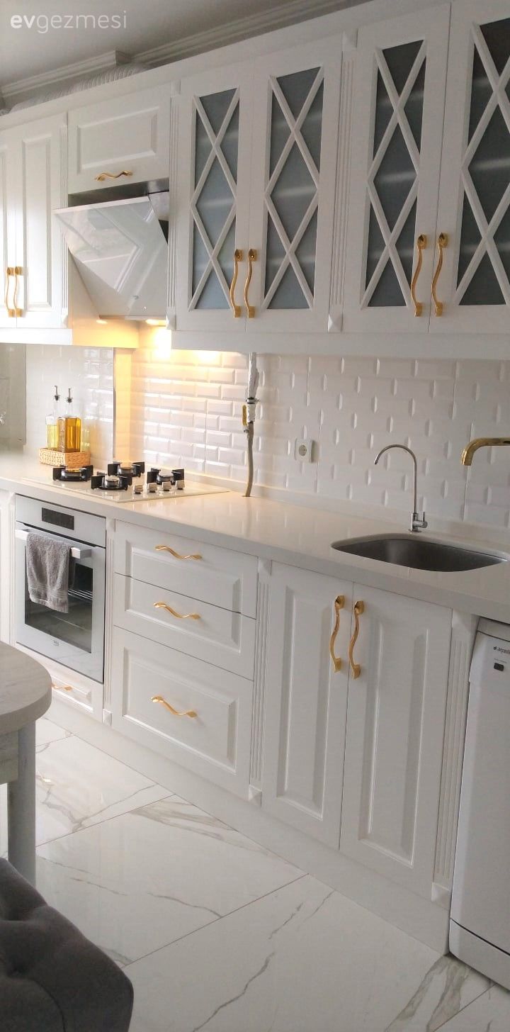 Beyaz ve Altın Kardeşliği: Kocaeli'den Şık Bir Mutfak