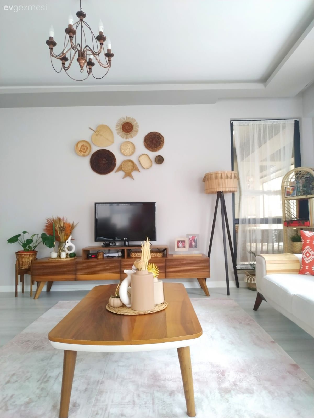 Salon, Eklektik, Duvar dekorasyonu, Avize, Aydınlatma, Salon avizesi, Orta sehpa, Sehpa, Lambader, Beyaz koltuk, Turuncu, Halı