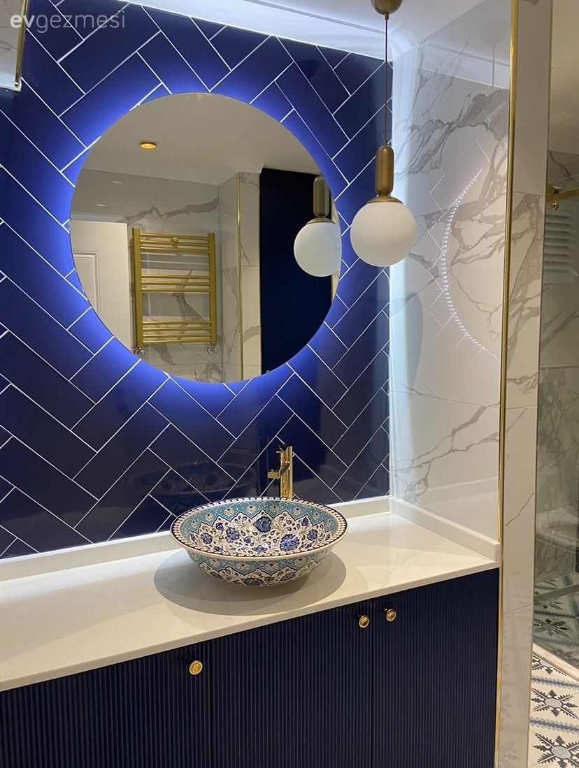 Banyo, Mavi, Parlament mavisi, Beyaz, Altın, Banyo dolabı, Banyo lavabosu, Banyo seramikleri, Banyo aynası, Aplik, Aydınlatma