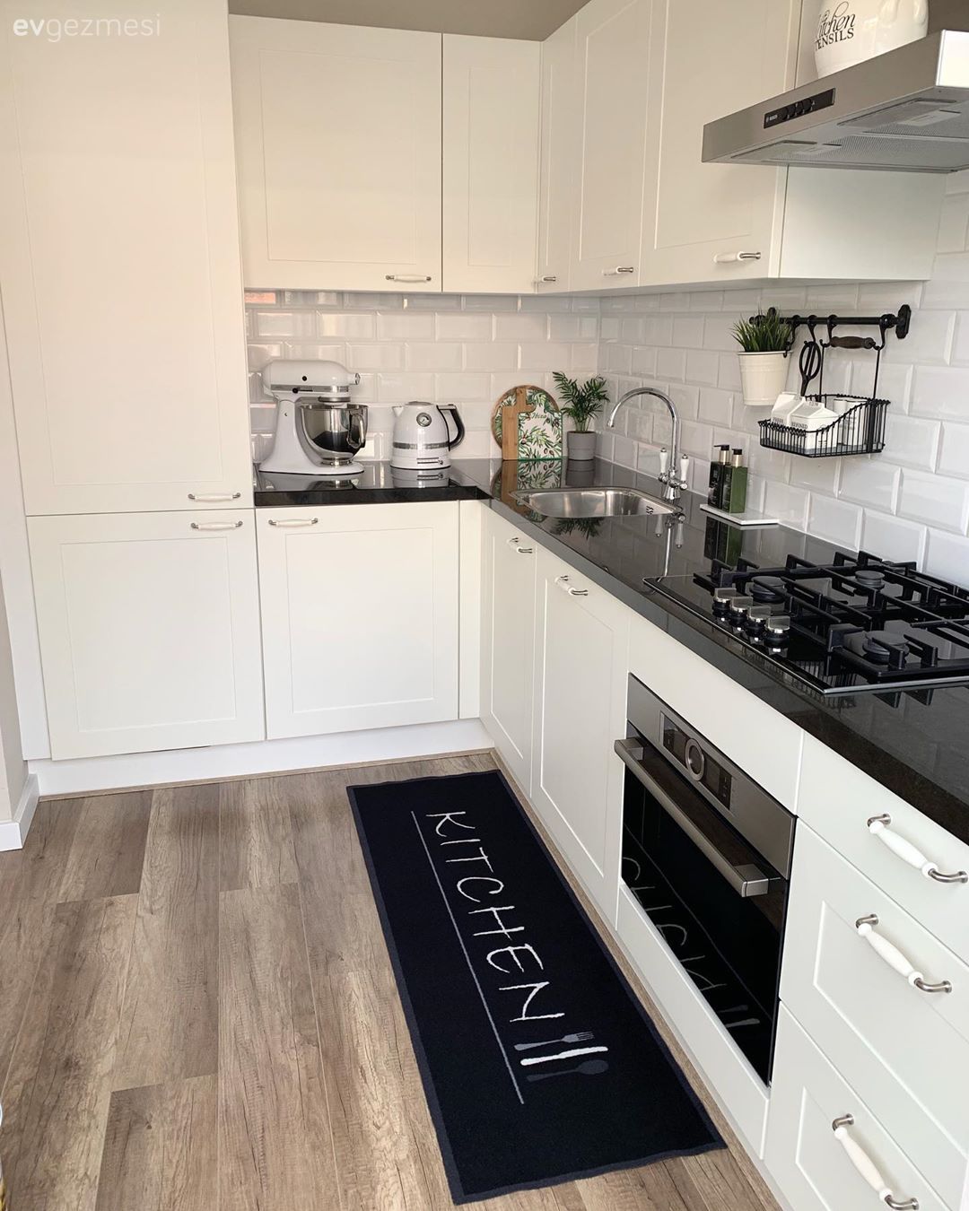 Mutfak, Beyaz mutfak, Siyah, Beyaz, Siyah tezgah, Mutfak tezgahı, Metro seramik, Seramik, Mutfak tezgah arası, Mutfak halısı, Davlumbaz, Ankastre, Mutfak aksesuarları