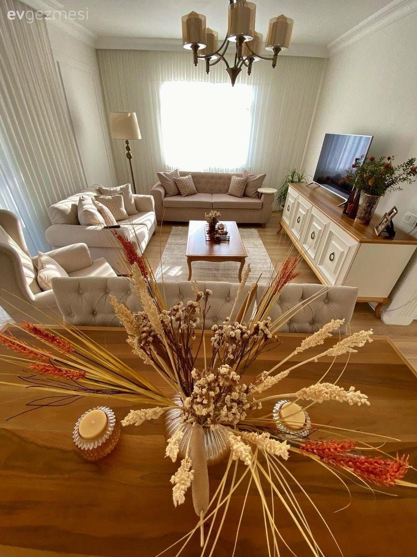 Salon, Country, Beyaz, Bej, Ahşap Mobilya, Koltuk takımı, Berjer, Tv ünitesi, Tv ünitesi aksesuarları, Ev Aksesuar, Lambader, Aydınlatma, Fon perde, Perde, Kırlent, Ev tekstili, Orta sehpa, Sehpa, Halı, Salon halısı, Avize, Dekoratif Objeler