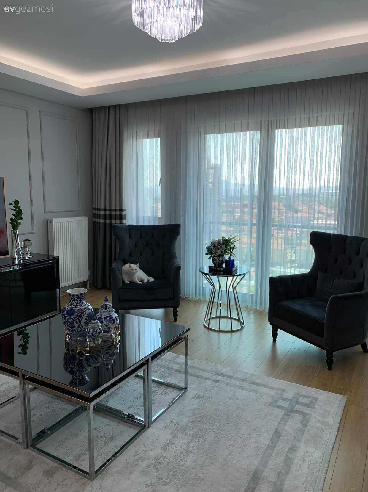 Salon, Tül perde, Perde, Gri duvar, Yan sehpa, Sehpa, Orta sehpa, Siyah, Halı, Salon halısı, Led aydınlatma, Aydınlatma, Beyaz