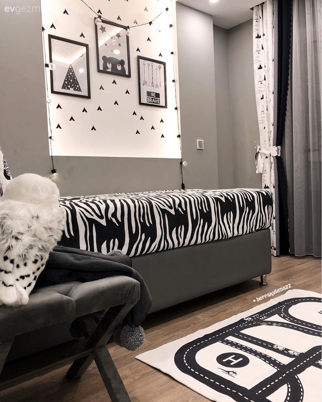 Çocuk Odası, Beyaz, Gri, Duvar dekorasyonu, Tablo, Gri duvar, Spot aydınlatma, Aydınlatma, Yatak örtüsü, Yatak Odası, Zebra desen, Çocuk odası halısı, Halı, Puf, Fon perde, Perde