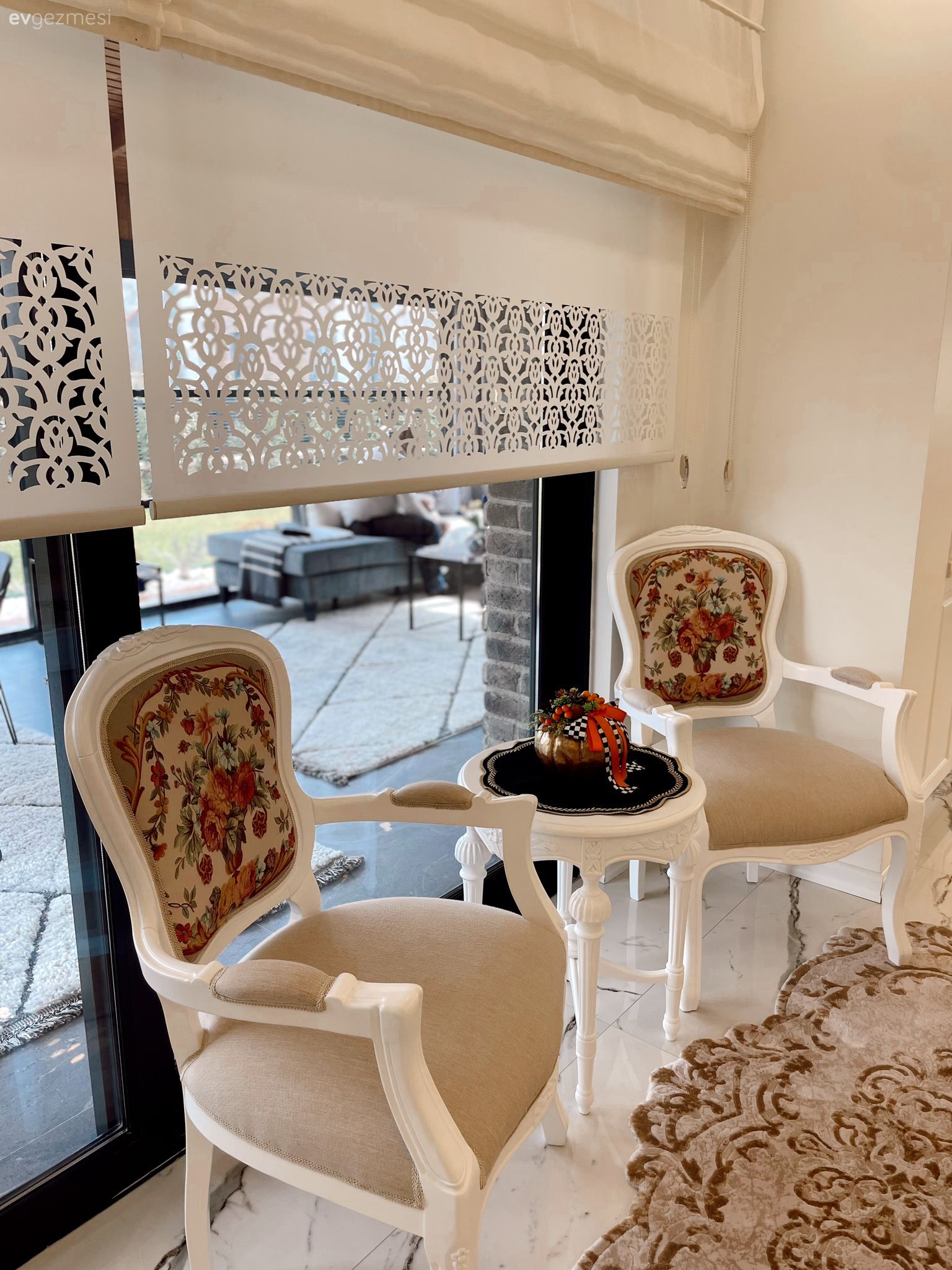 Beyaz, Krem, Vizon, Bej, Sandalye, Mutfak perdesi, Mutfak halısı, Mutfak