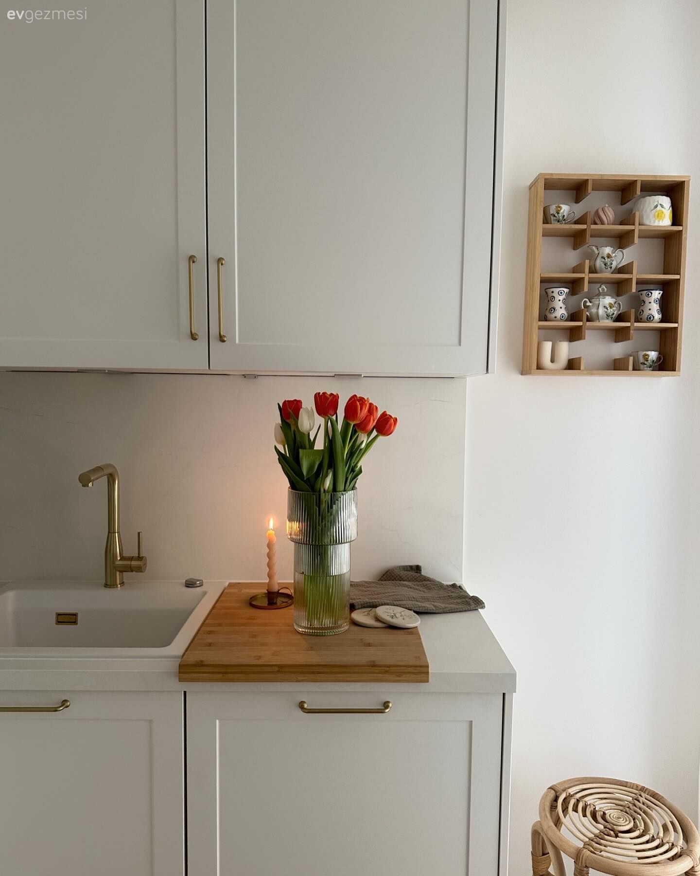 Beyaz, Bej, Mutfak tezgahı, Mutfak, Mutfak tezgah arası, Tezgah arası doğal taş, Mutfak aksesuarları