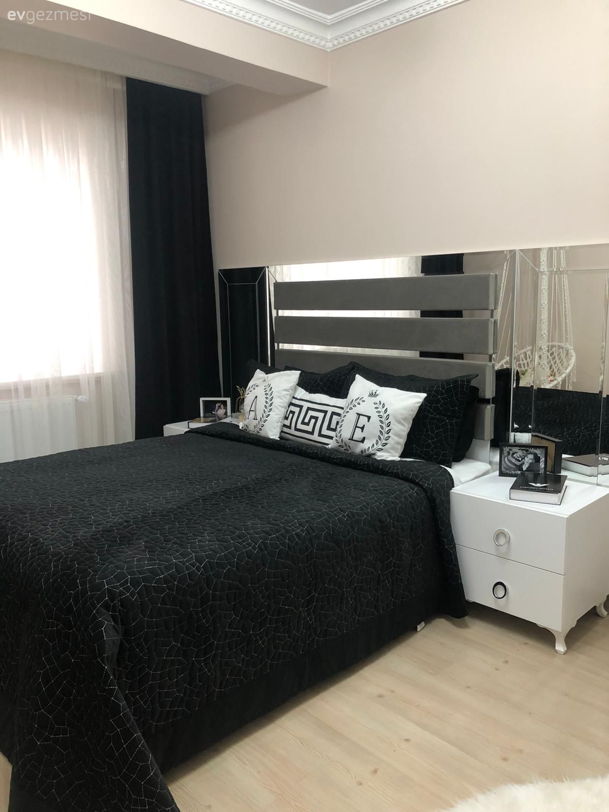 Yatak Odası, Beyaz, Siyah, Aynalı mobilya, Fon perde, Perde, Tül perde, Yatak başlığı, Yatak örtüsü, Komodin, Tavana monte salıncak, Salıncak, Kırlent, Ev tekstili