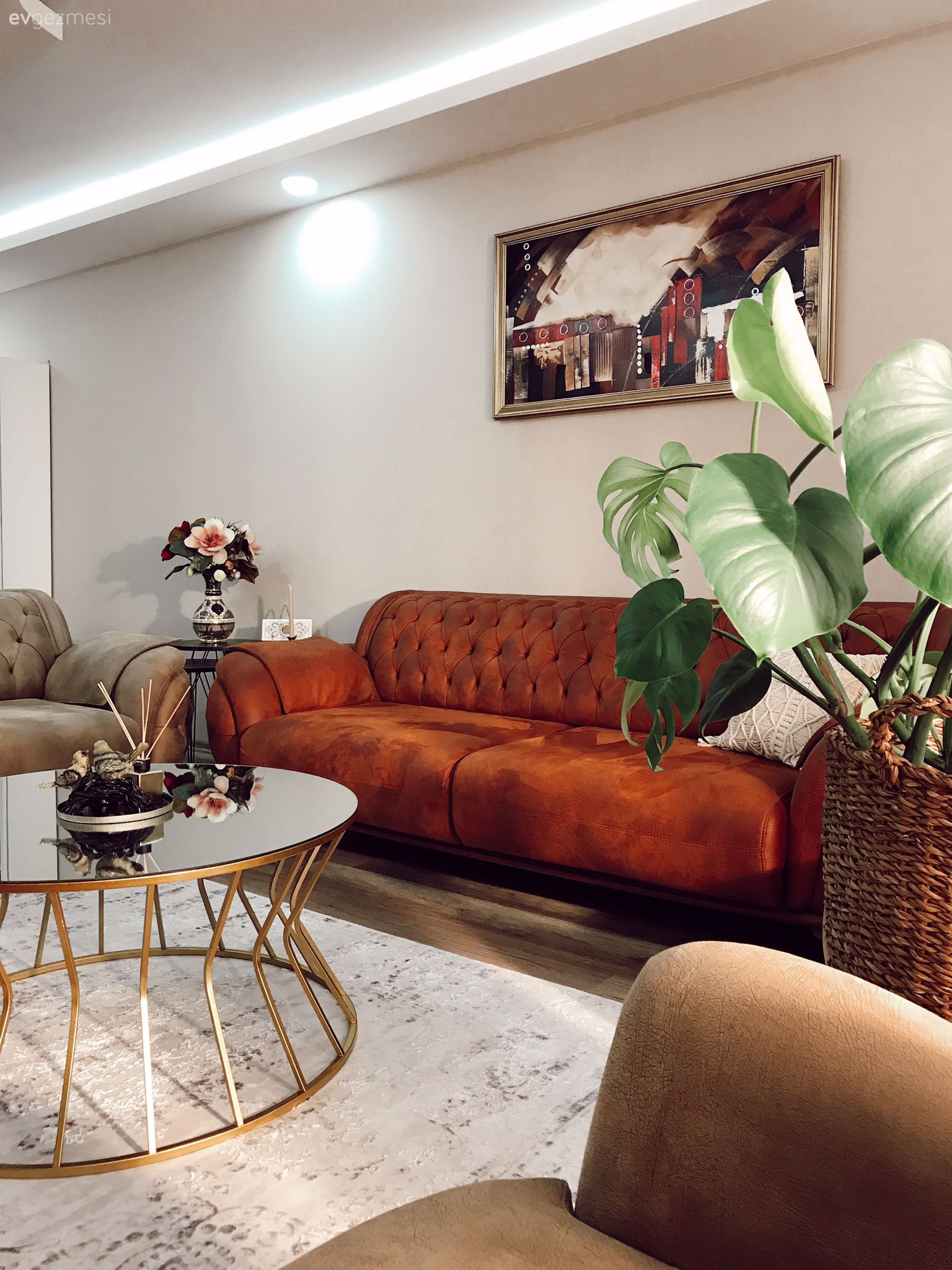 Salon, Modern, Turuncu, Krem, Beyaz, Koltuk takımı, Berjer, Yuvarlak sehpa, Sehpa, Tablo, Duvar dekorasyonu, Tül perde, Perde, Fon perde, Halı