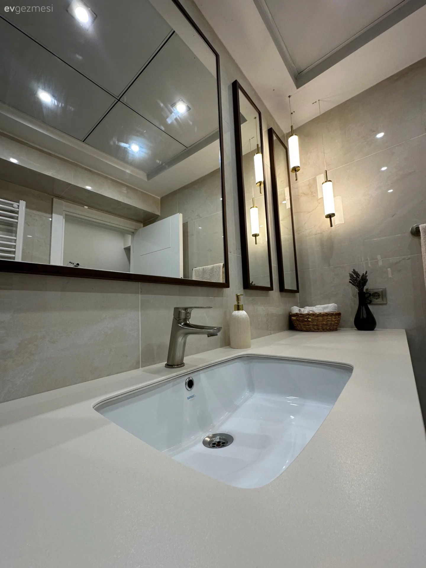 Banyo aynası, Banyo, Banyo tezgahı, Banyo aksesuarları, Banyo seramikleri, Banyo aydınlatması