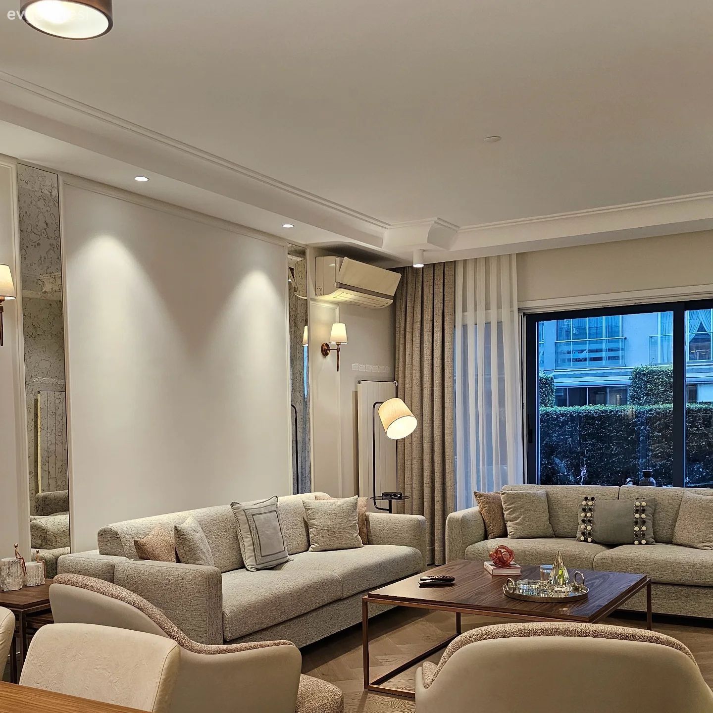 Salon, Beyaz, Krem, Bej, Aplik, Aydınlatma, Koltuk takımı, Lambader, Fon perde, Perde, Tül perde, Orta sehpa, Sehpa, Kırlent, Ev tekstili, Spot aydınlatma, Dekoratif Objeler, Parke