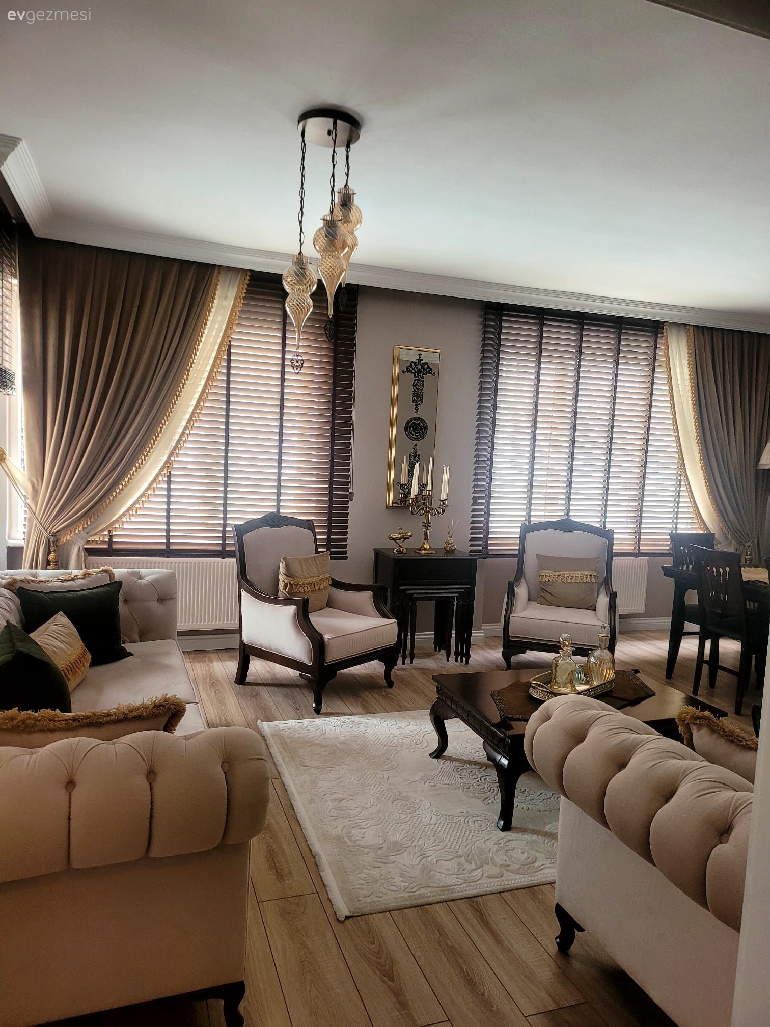 Salon, Country, Krem, Bej, Beyaz, Kapitoneli koltuk, Koltuk takımı, Berjer, Fon perde, Perde, Jaluzi, Ahşap Mobilya, Duvar dekorasyonu, Orta sehpa, Sehpa, Kırlent, Ev tekstili, Avize, Aydınlatma, Halı, Salon halısı