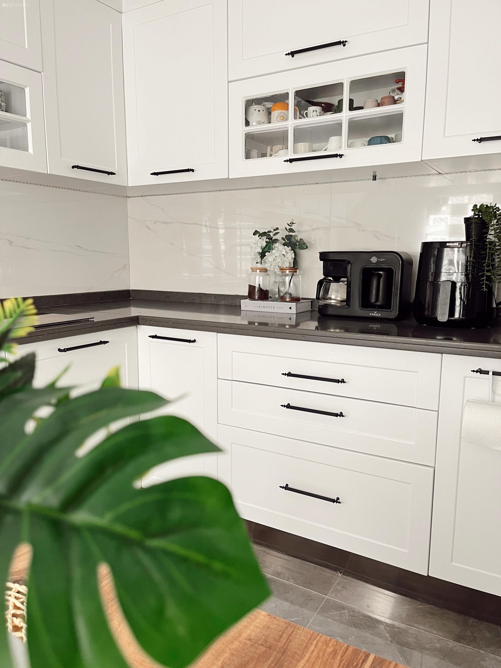 Beyaz, Siyah, Siyah tezgah, Mutfak tezgahı, Mutfak tezgah arası, Shaker kapaklı dolaplar, Mutfak, Sandalye, Mutfak masası