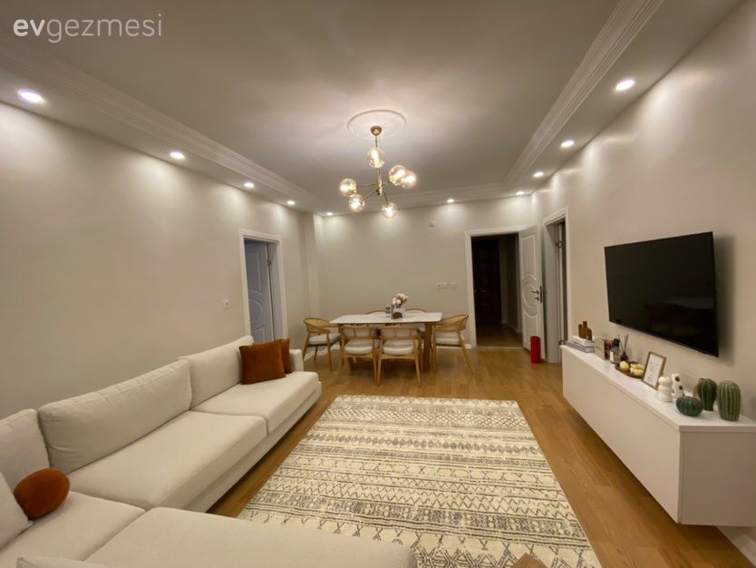 Salon, Modern, Beyaz, Krem, Turuncu, Köşe koltuk, Koltuk takımı, Beyaz koltuk, Avize, Aydınlatma, Yemek masası, Sandalye, Tv ünitesi, Tv ünitesi aksesuarları, Ev Aksesuar, Parke, Halı, Salon halısı, Spot aydınlatma