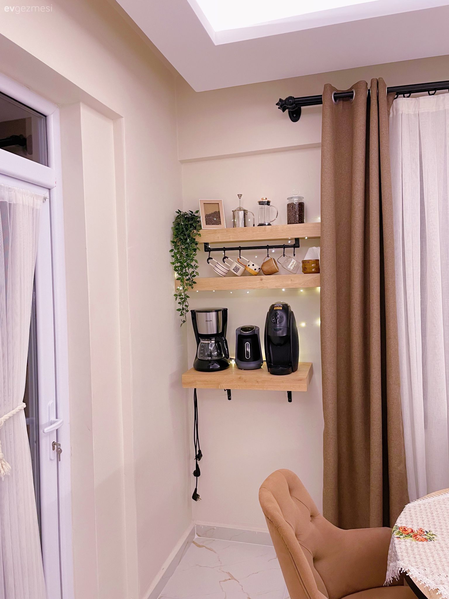 Led aydınlatma, Aydınlatma, Kahverengi, Beyaz, Sandalye, Duvar rafı, Duvar dekorasyonu, Mutfak masası