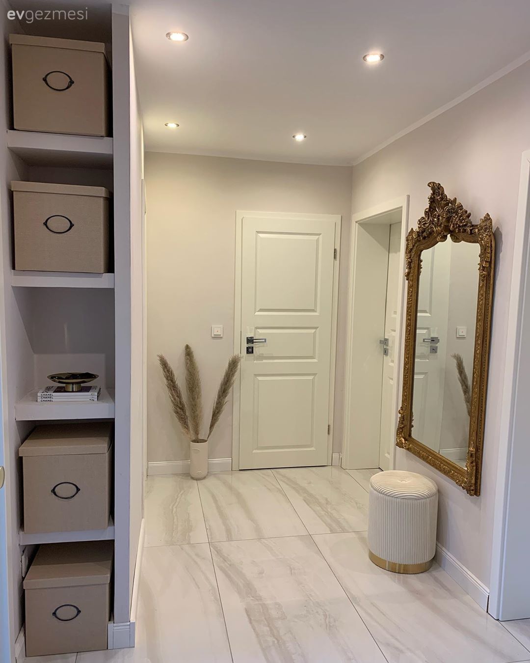 Antre, Beyaz, Altın, Boy aynası, Ayna, Vazo, Ev Aksesuar, Pampas otu, Puf, Spot aydınlatma, Aydınlatma, Vestiyer, Parke