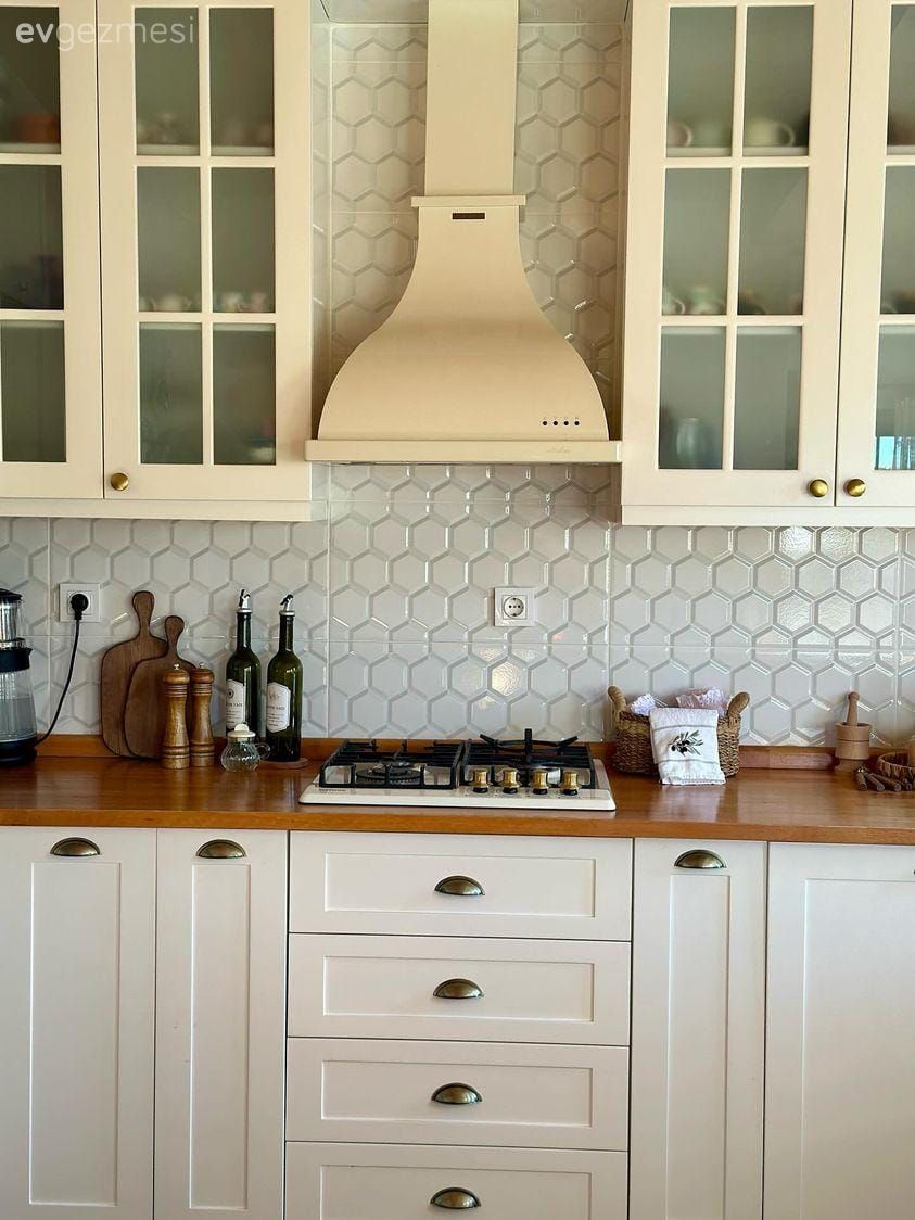 Mutfak, Ahşap mutfak tezgahı, Mutfak tezgahı, Beyaz ve ahşap mutfak, Shaker kapaklı dolaplar, Mutfak tezgah arası, Davlumbaz, Mutfak aksesuarları