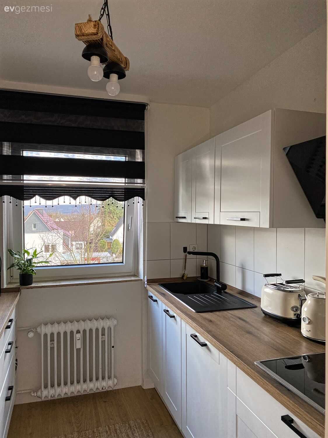 Bu Evin Bir Yanı Koyu Diğer Yanı da Oldukça Açık