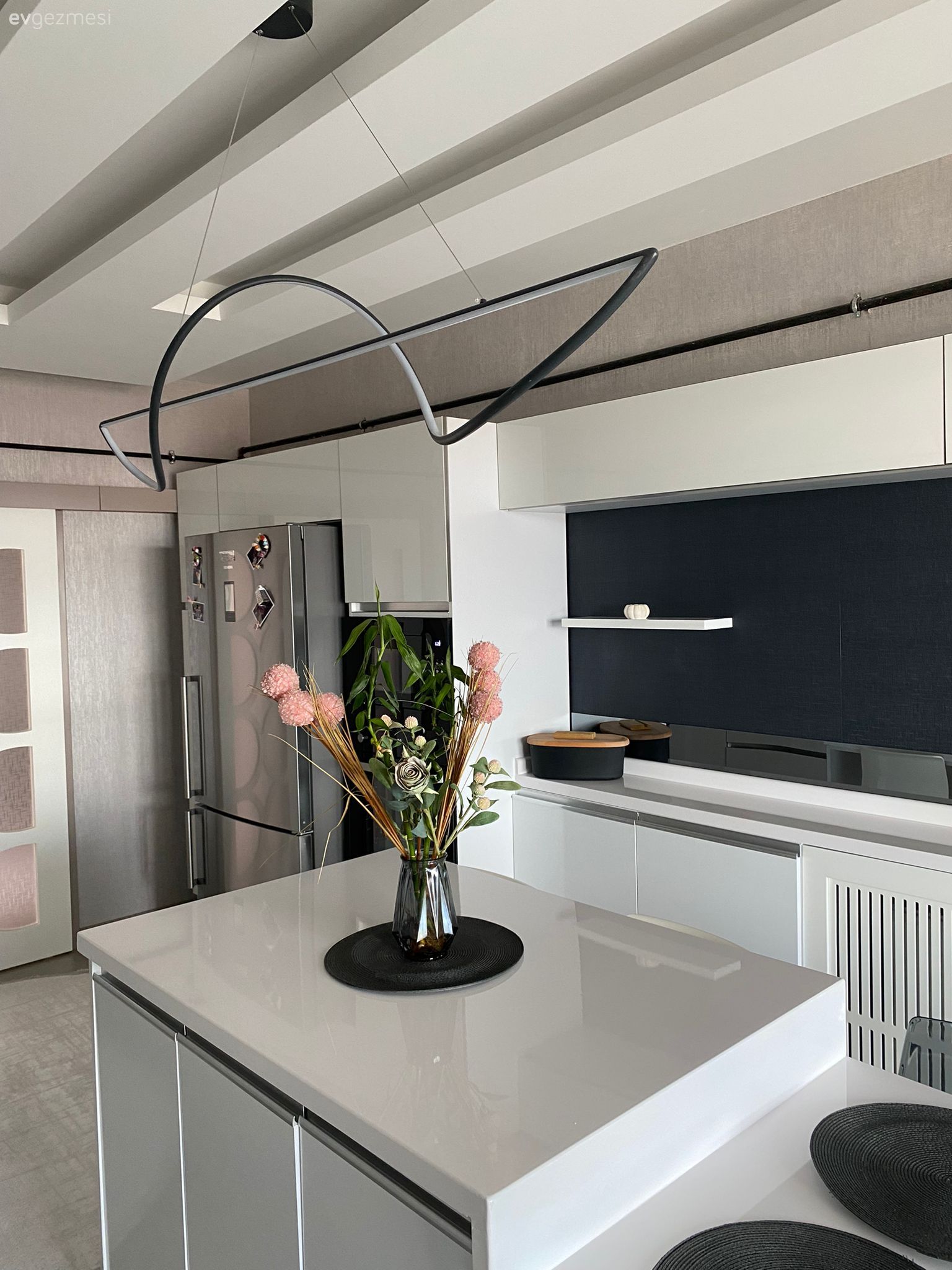 Mutfak, Beyaz, Siyah, Modern mutfak, Mutfak masası, Sandalye, Tv ünitesi, Tv ünitesi aksesuarları, Ev Aksesuar, Mutfak aksesuarları