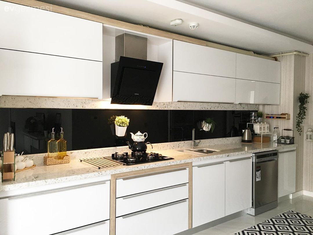 Mutfak, Beyaz mutfak, Modern mutfak, Kulpsuz mutfak dolabı, Beyaz, Siyah, Mutfak tezgahı, Mutfak tezgah arası, Davlumbaz, Ankastre, Mutfak halısı, Geometrik desen, Desenler