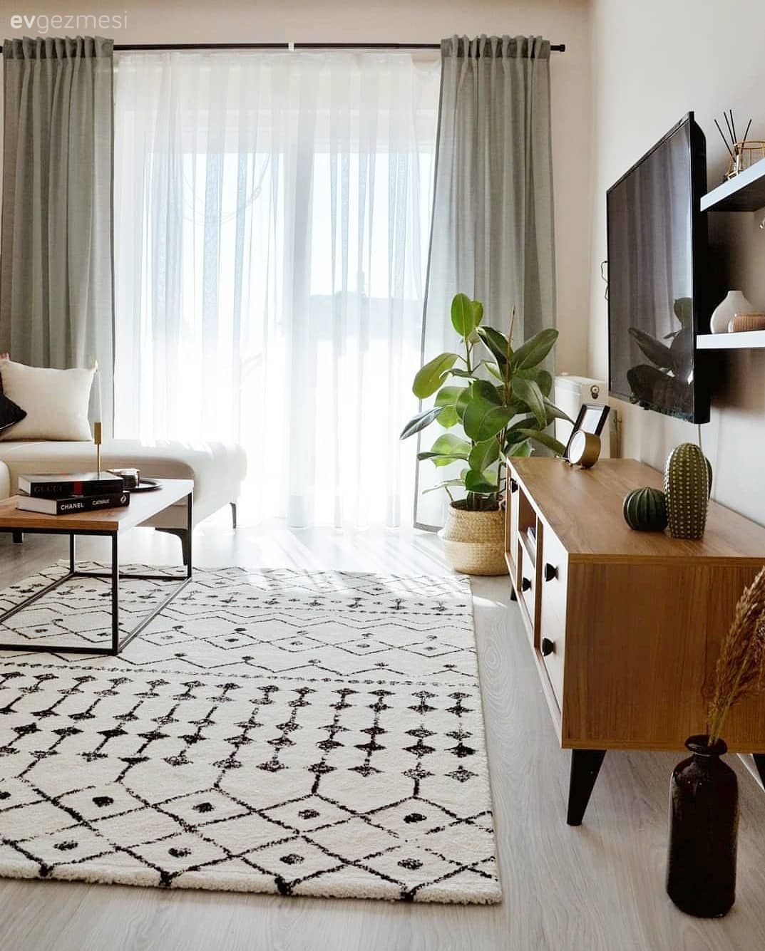 Salon, İskandinav, Bohem Dekorasyon, Ahşap Mobilya, Halı, Salon halısı, Beyaz, Siyah, Geometrik desen, Desenler, Orta sehpa, Sehpa, Metal ayaklı sehpa, Fon perde, Perde, Tül perde, Tv ünitesi, Ev bitkisi, Hasır