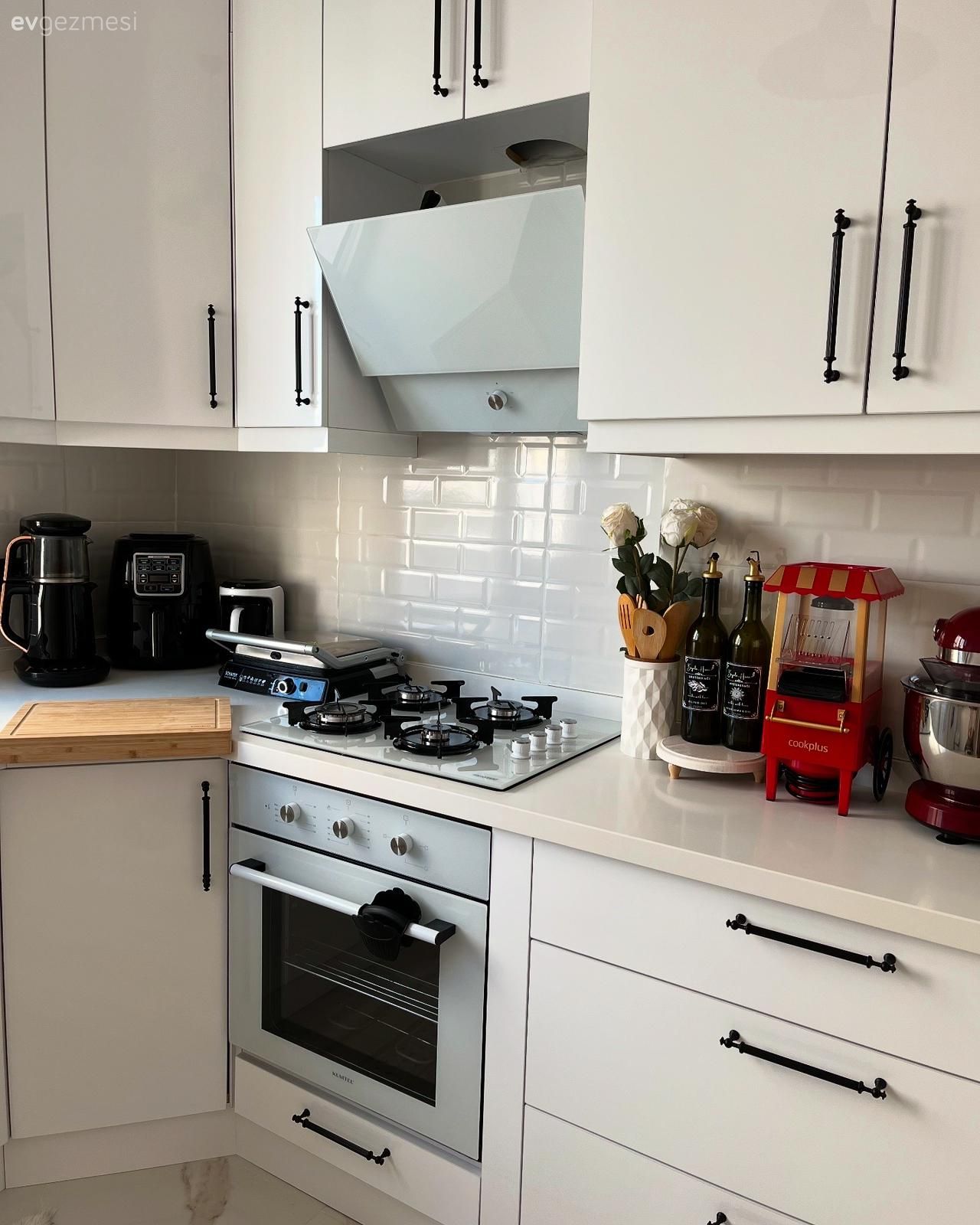 Mutfak, Beyaz, Mutfak tezgahı, Mutfak tezgah arası, Tezgah arası seramik, Ankastre, Mutfak aksesuarları, Dekoratif Objeler