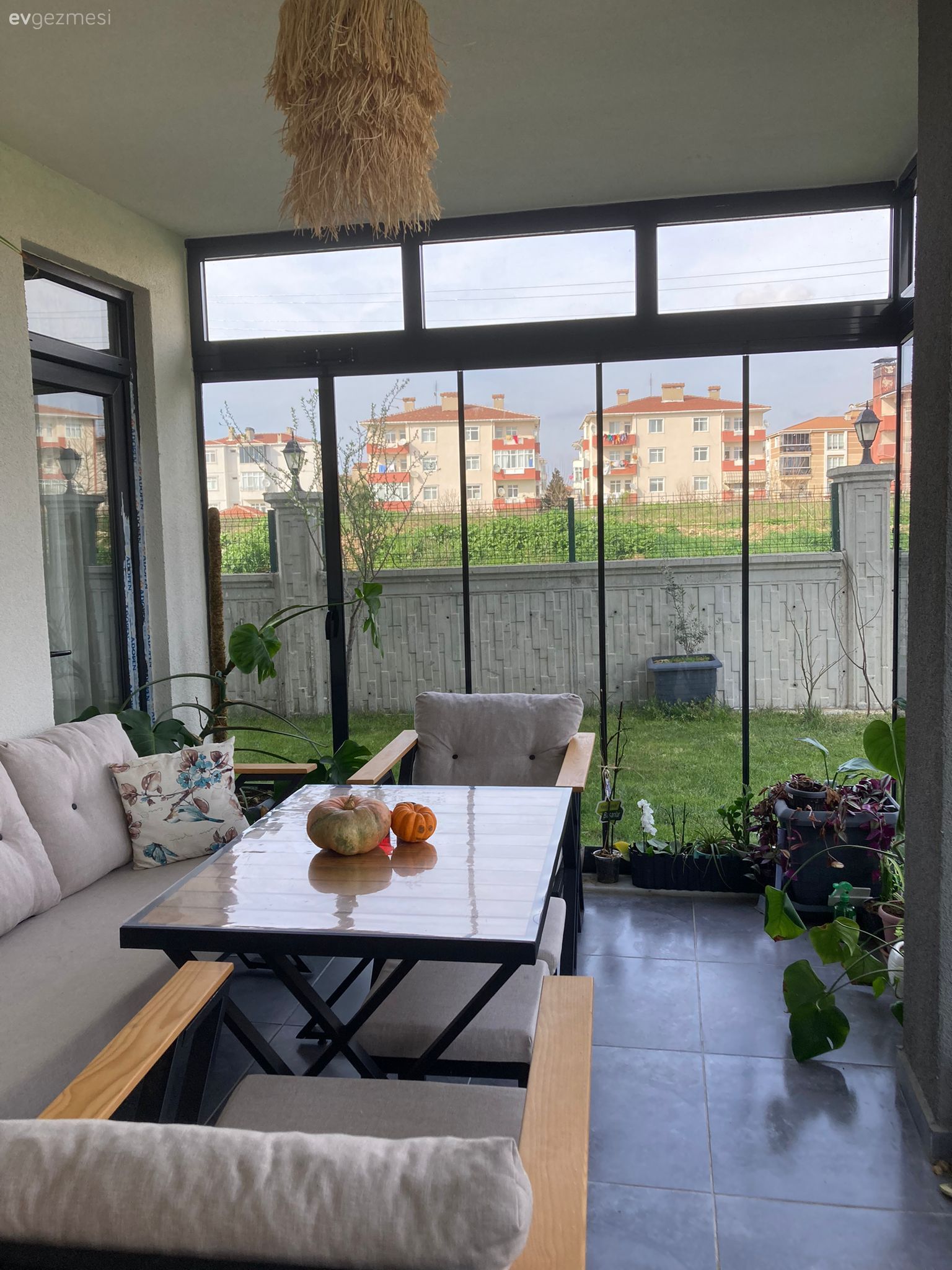 Balkon, Bej, Krem, Siyah, Balkon oturma grubu, Balkon masası, Ev bitkisi, Balkon avizesi