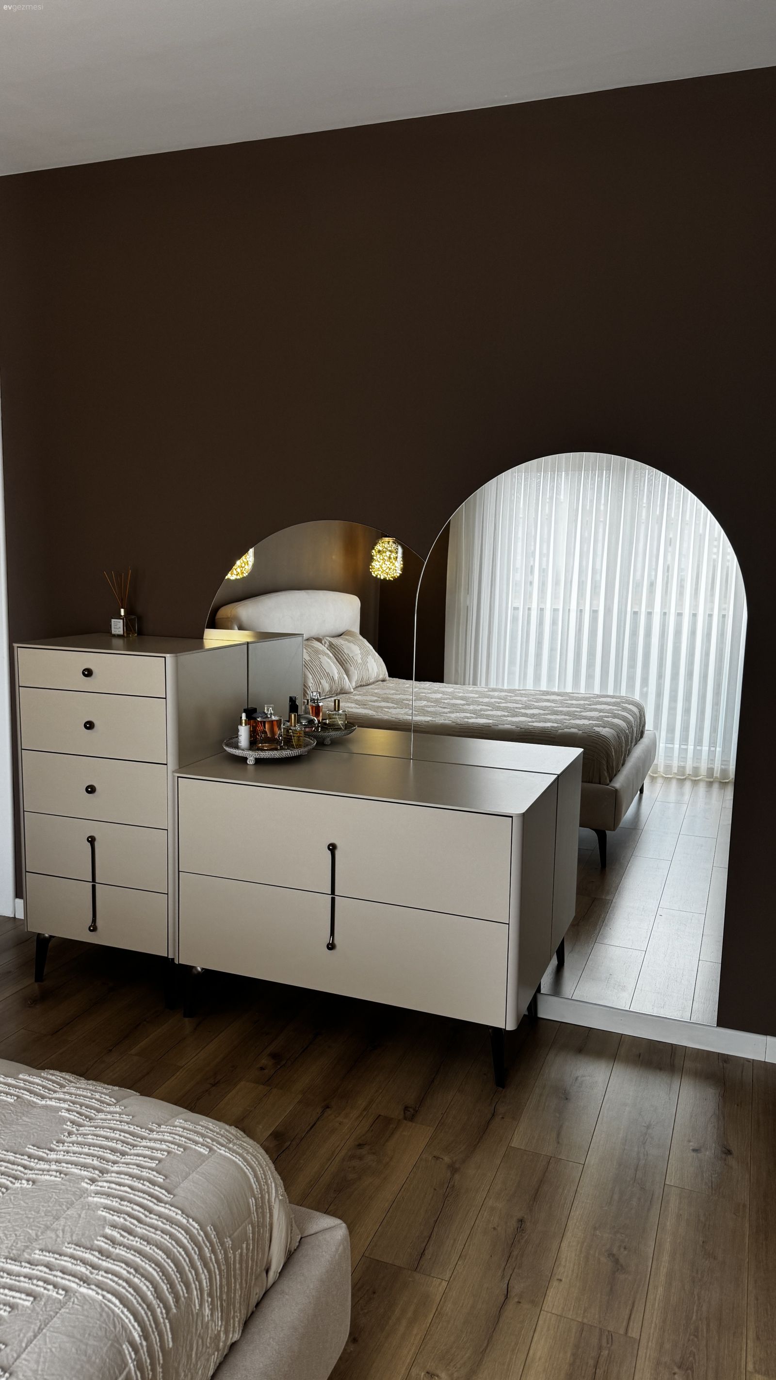 Yatak Odası, Beyaz, Siyah, Siyah duvar, Ayna, Makyaj masası, Parke