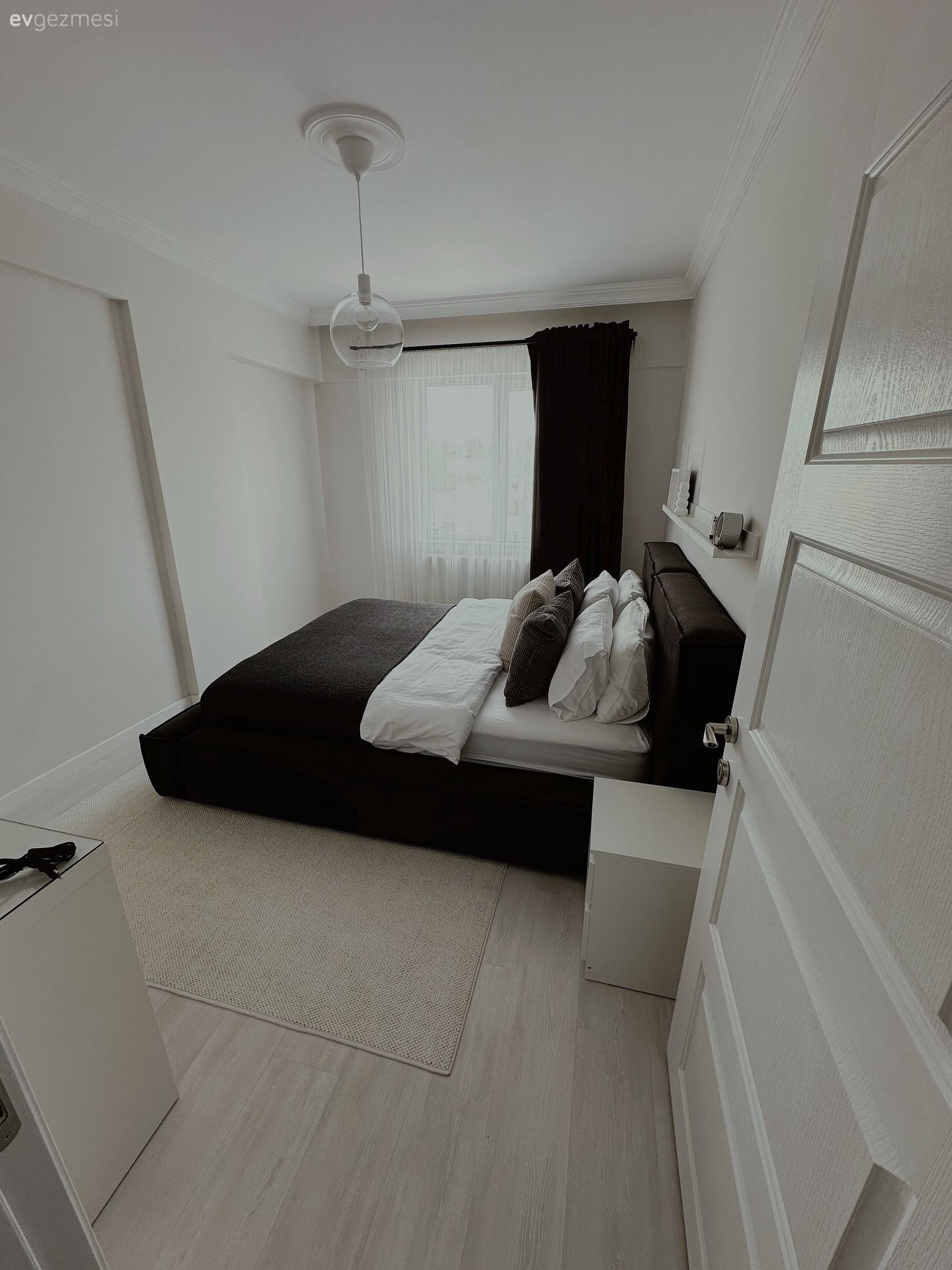 Bu Ankara Evinde Siyah, Beyaz ve Antrasit Uyumu Dekoru Ele Geçirmiş