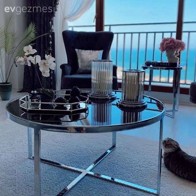 Orta sehpa, Sehpa, Metal ayaklı sehpa, Berjer, Şamdan, Ev Aksesuar, Fon perde, Perde, Tül perde, Halı, Salon halısı