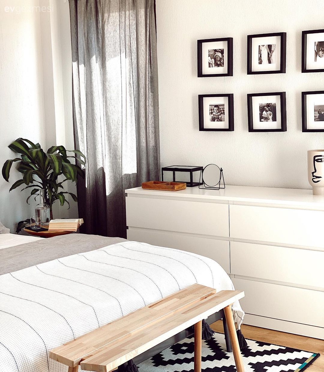 Bank, Çerçeve, Şifonyer, Yatak Odası, Beyaz, Siyah, Tül perde, Perde, Ev bitkisi, Yatak örtüsü, Geometrik desen, Desenler