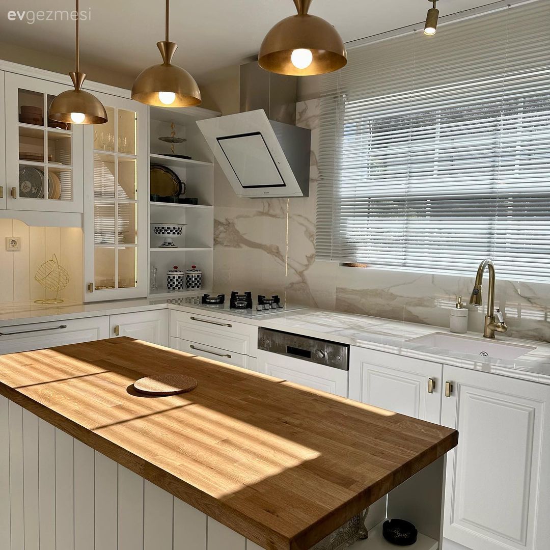 Ev Gezmesi: Bir Tutam Lambri Samimiyeti Alabildiğine Beyaz ve Ahşap!