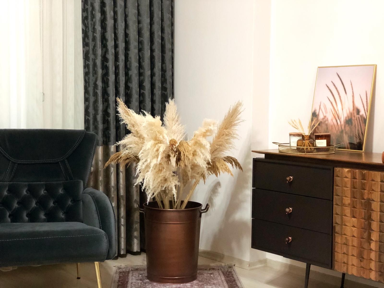 Ev Aksesuar, Vazo, Pampas otu, Fon perde, Perde, Tül perde, Tablo, Duvar dekorasyonu, Konsol, Konsol üzeri dekoratif objeleri