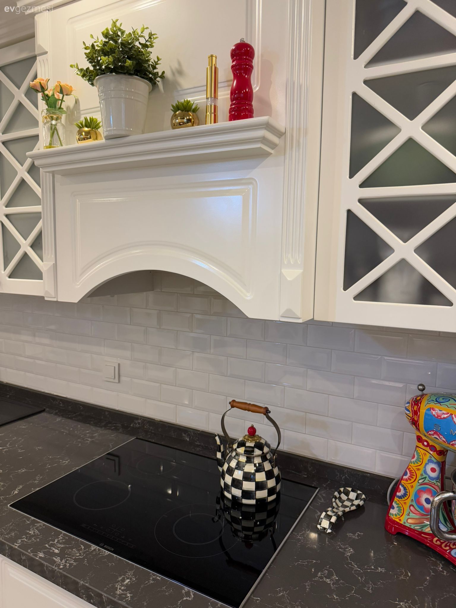 Beyaz, Siyah, Elektrikli Ocak, Cam Ankastre, Siyah tezgah, Mutfak tezgahı, Shaker kapaklı dolaplar, Mutfak, Mutfak aksesuarları