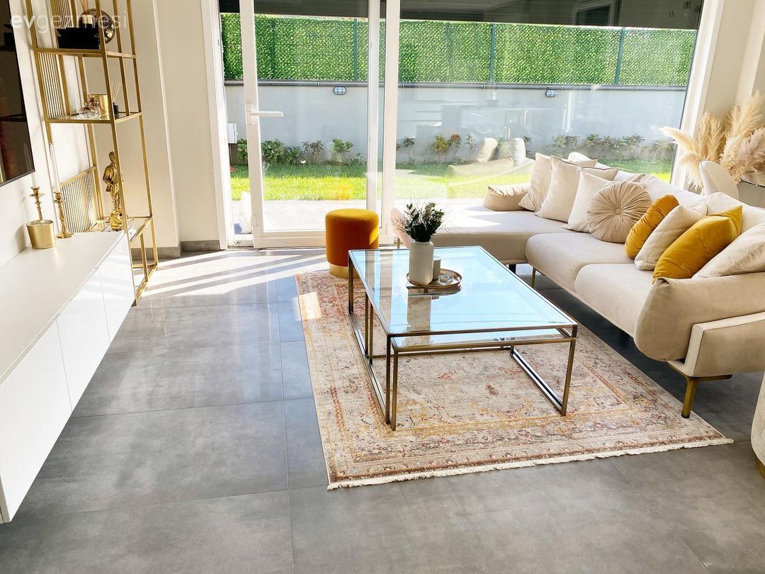 Salon, Modern, Beyaz, Bej, Sarı, Krem, Altın, Halı, Salon halısı, Köşe koltuk, Koltuk takımı, Parke, Kırlent, Ev tekstili, Vazo, Ev Aksesuar, Cam orta sehpa, Orta sehpa, Ev bitkisi, Puf, Tv ünitesi, Dekoratif Objeler