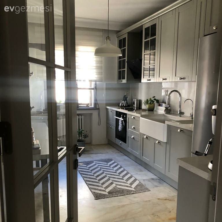 Mutfak, Gri mutfak, Siyah, Beyaz, Shaker kapaklı dolaplar, Mutfak tezgahı, Mutfak tezgah arası, Eviye , Mutfak perdesi, Mutfak Avize Modelleri, Mutfak halısı, Mutfak aksesuarları, Mutfak zemin seramikleri, Zebra Perde, Perde, Ankastre, Dekoratif Objeler, Modern, Country, Çimstone tezgah