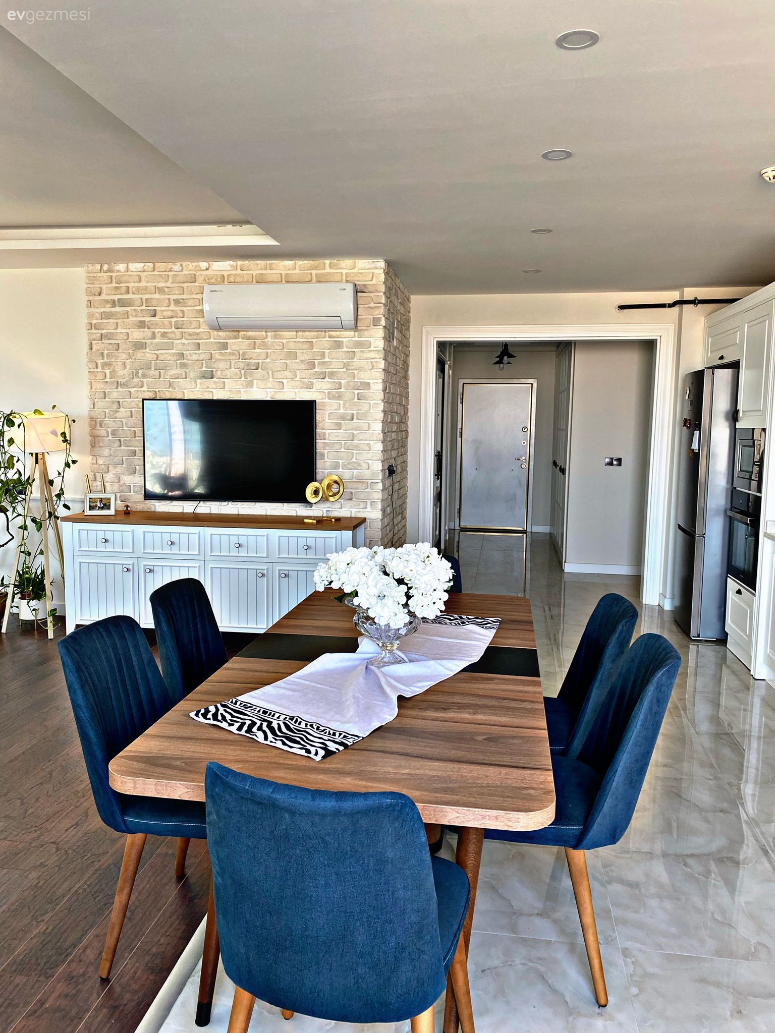 Modern rustik, Beyaz, Kahverengi, Mavi, Taş duvar, Duvar dekorasyonu, Tv ünitesi, Tv ünitesi aksesuarları, Ev Aksesuar, Sandalye, Yemek masası, Ahşap masa, Parke, Dekoratif Objeler, Oturma Odası