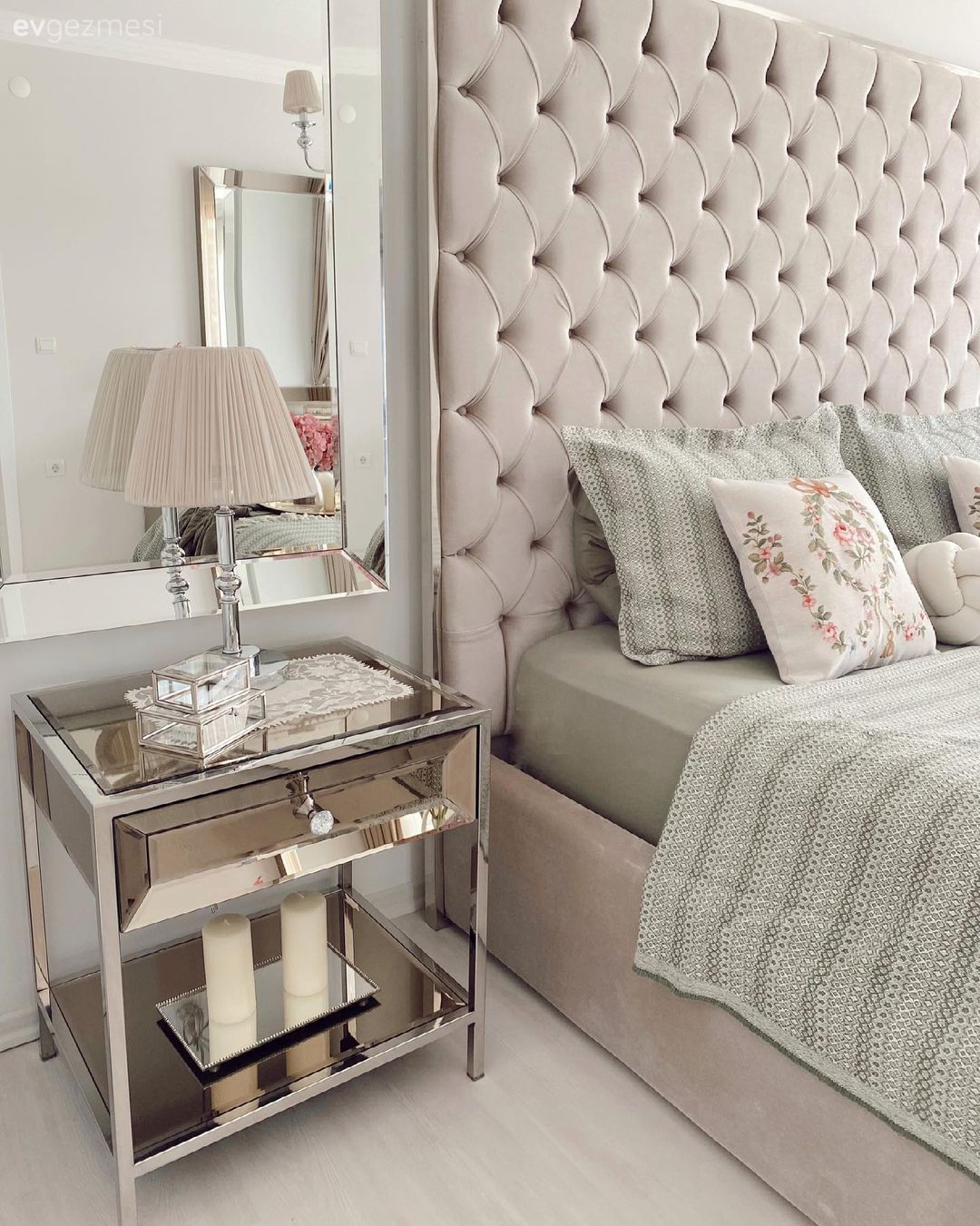 Yatak Odası, Vizon, Beyaz, Krem, Kapitone yatak başlığı, Aynalı mobilya, Ayna, Yatak örtüsü, Yatak odası avizesi, Zemin seramikleri, Abajur, Aydınlatma, Fon perde, Perde, Tül perde