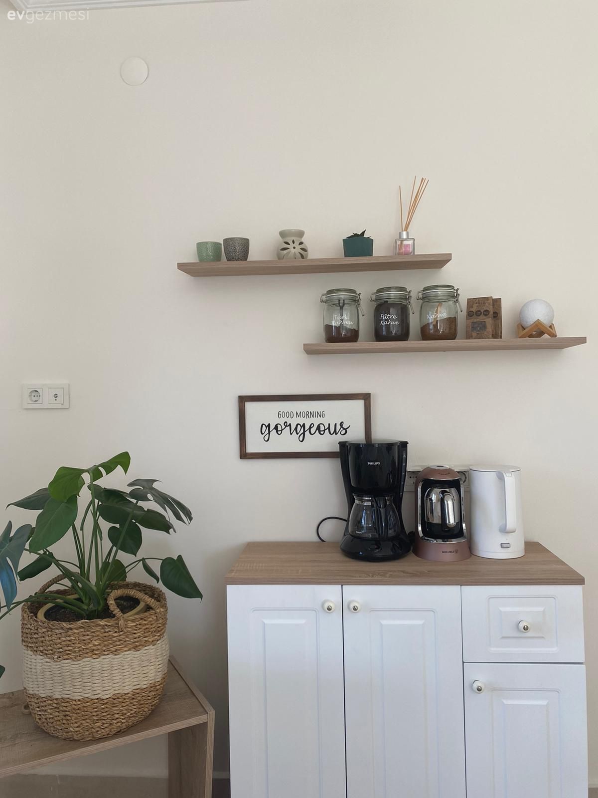 Kahve köşesi, Beyaz, Mutfak rafı, Mutfak, Hasır sepet, Saksı, Ev bitkisi