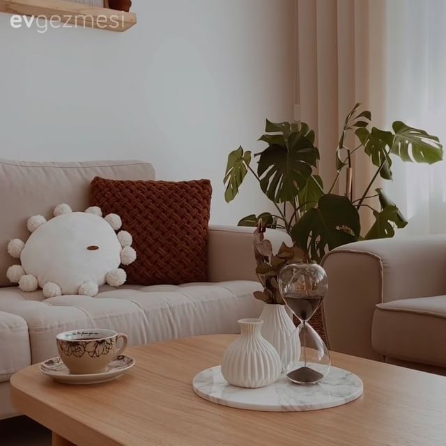 Salon, Ev bitkisi, Fon perde, Perde, Tül perde, Krem, Bej, Koltuk takımı, Kırlent, Ev tekstili, Orta sehpa, Sehpa, Ahşap Mobilya