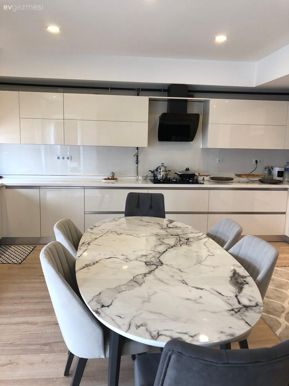 Mutfak, Beyaz, Füme, Beyaz mutfak, Mutfak tezgahı, Mutfak tezgah arası, Davlumbaz, Ankastre, Parke, Mutfak masası, Sandalye, Mutfak aksesuarları