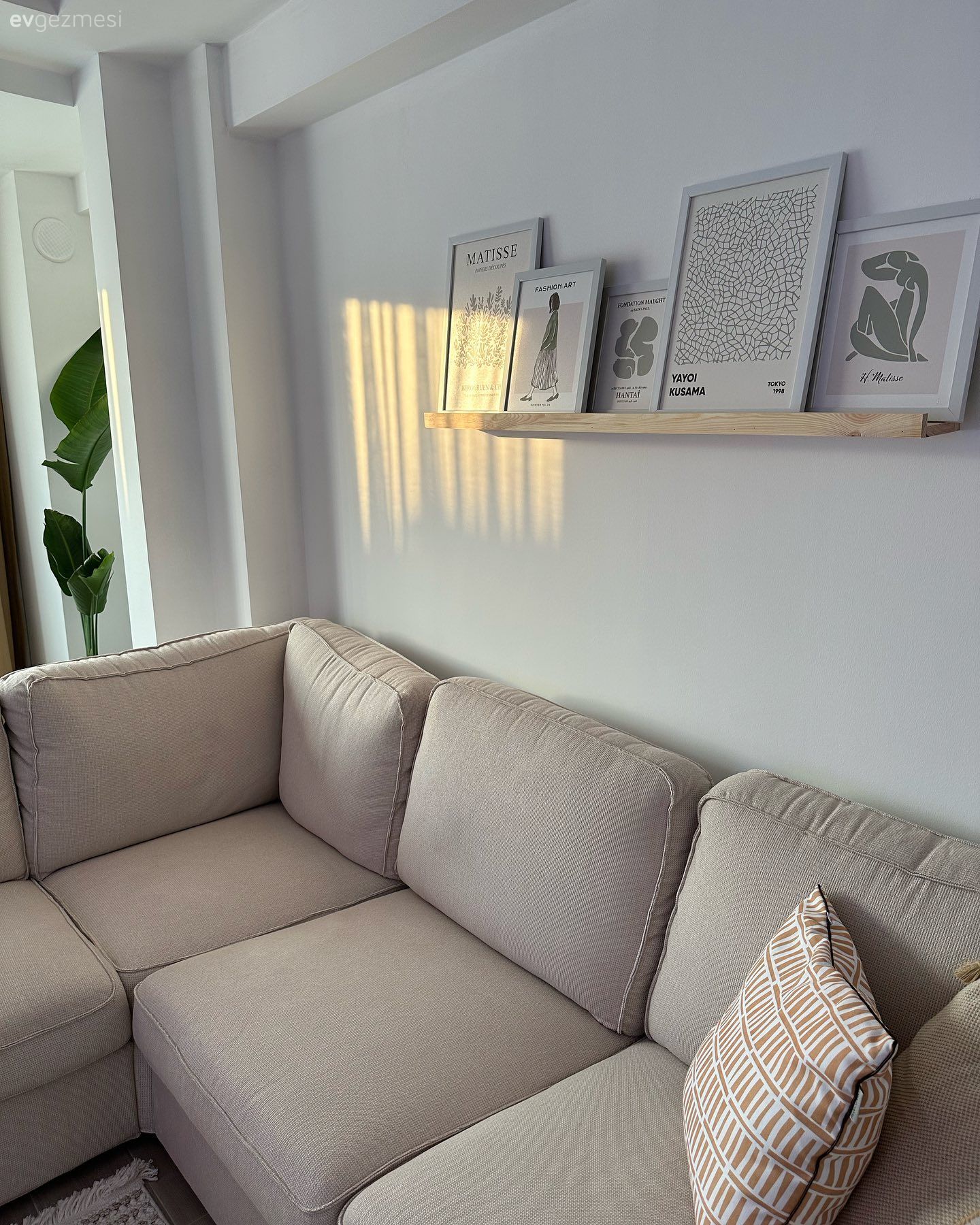 Çerçeve, Duvar dekorasyonu, Duvar rafı, Köşe koltuk, Koltuk takımı, Krem, Bej, Kırlent, Ev tekstili, Ev bitkisi