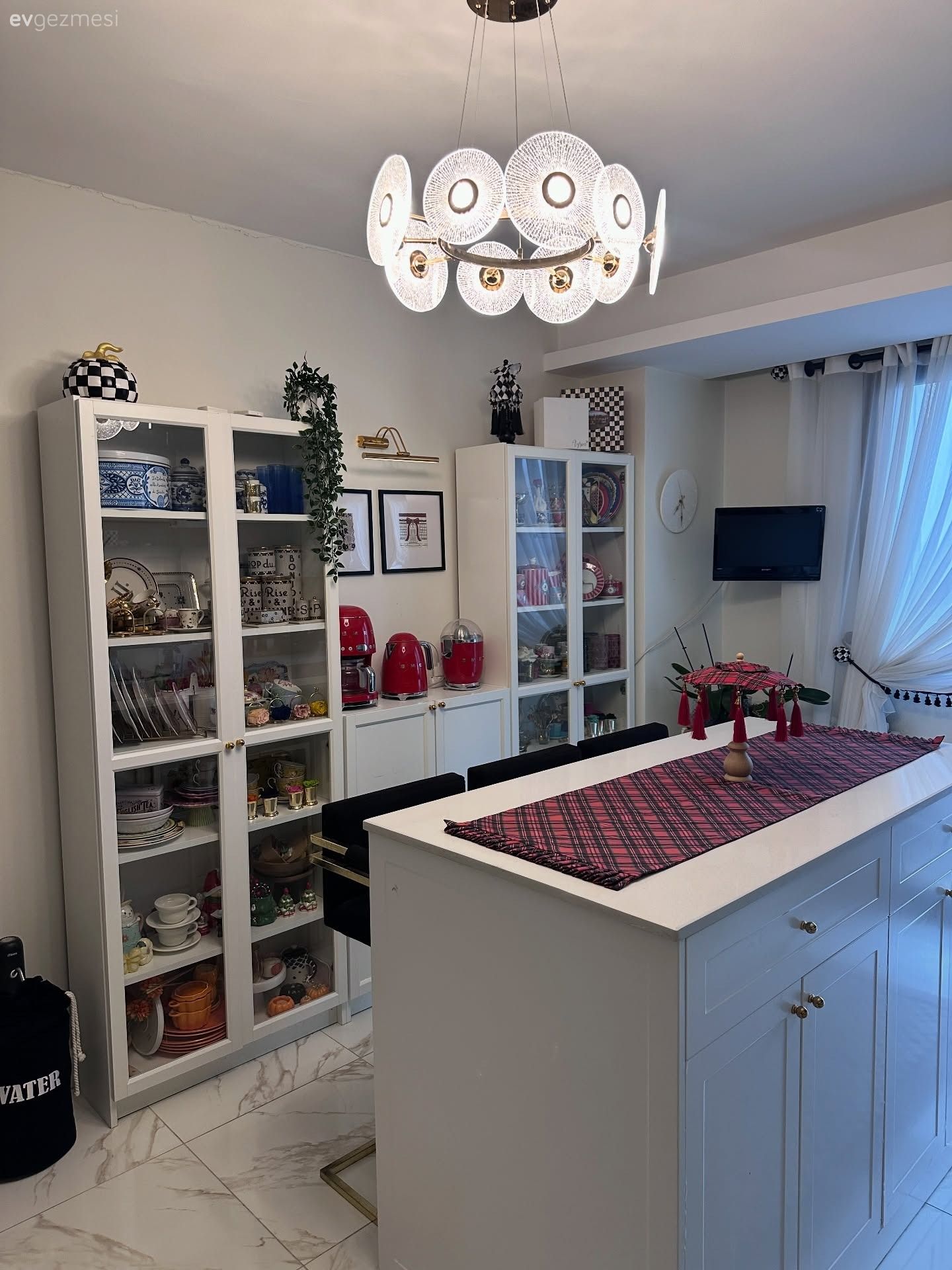 Beyaz, Ekose desen, Desenler, Kırmızı, Ada mutfak, Mutfak, Siyah, Mutfak Avize Modelleri, Kahve köşesi, Mutfak aksesuarları, Mutfak televizyonu