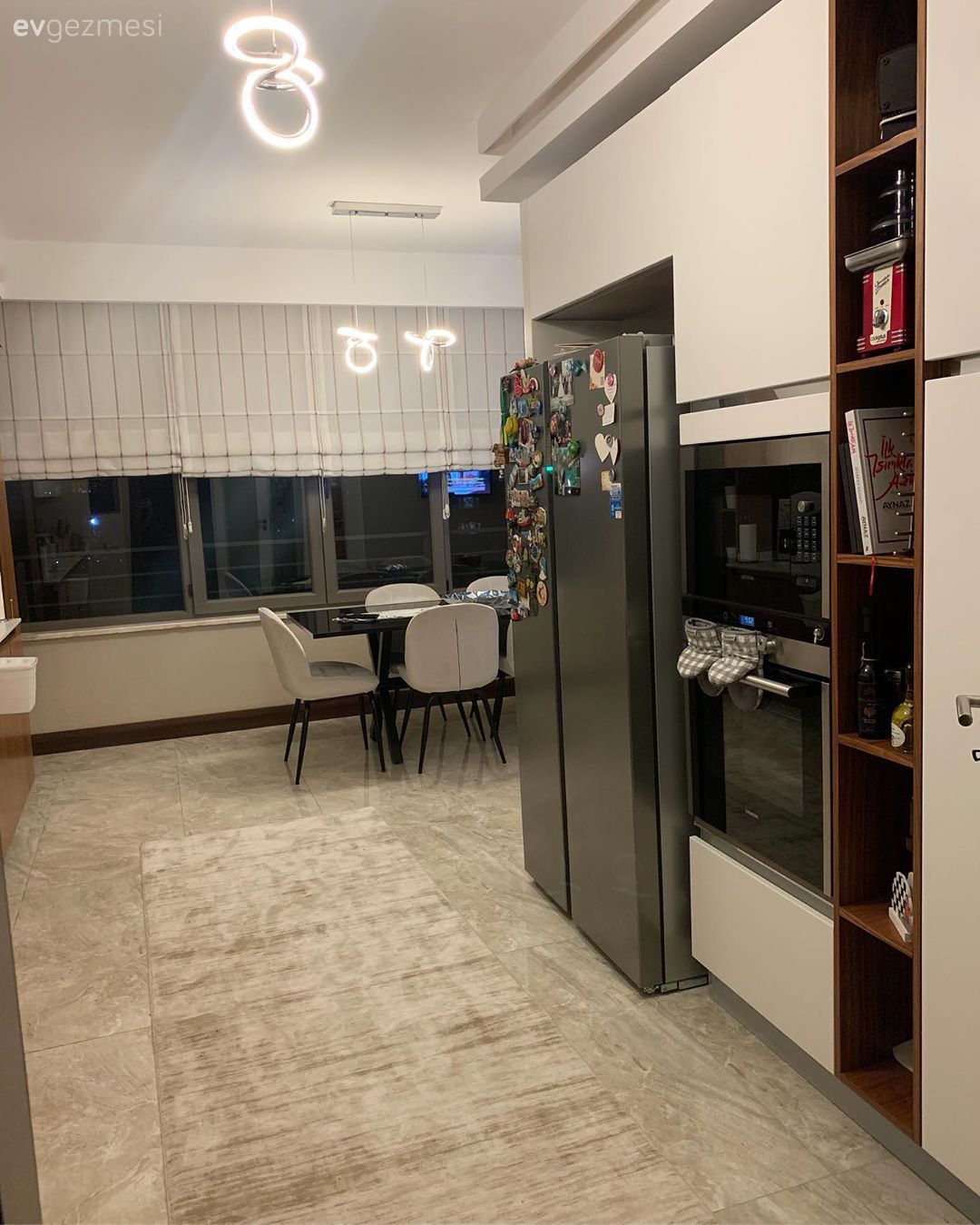 Mutfak, Büyük mutfak, Beyaz, Kahverengi, Ekstra mutfak dolabı, Katlamalı perde, Perde, Mutfak perdesi, Mutfak Avize Modelleri, Mutfak halısı, Mutfak masası, Sandalye