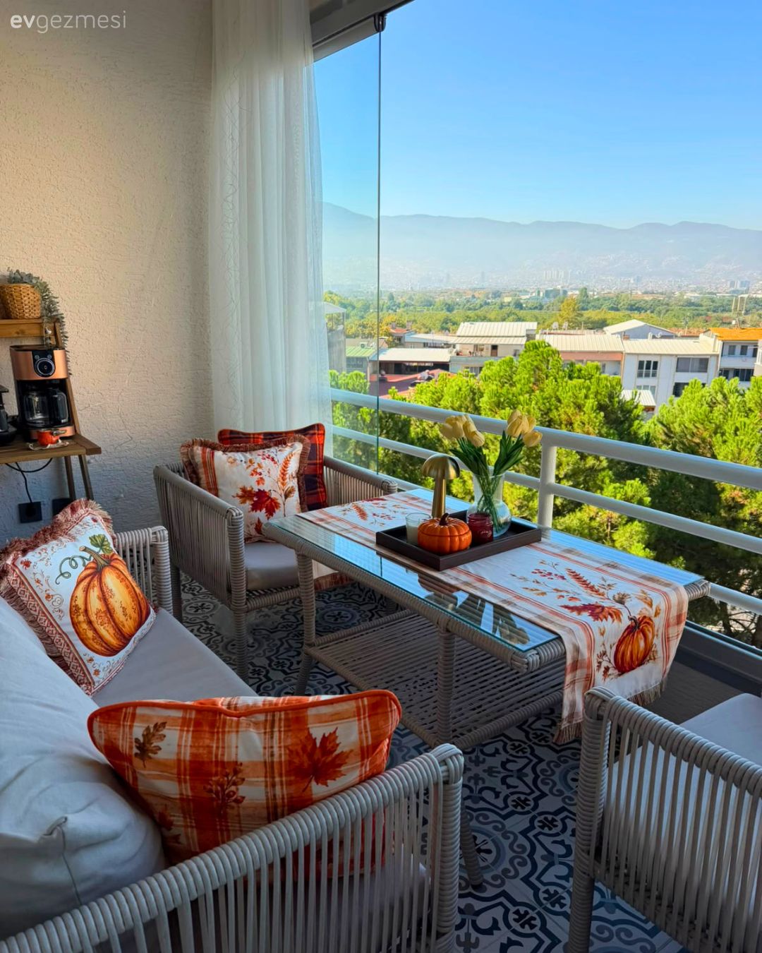 Balkon, Balkon oturma grubu, Bej, Beyaz, Krem, Turuncu, Balkon perdesi, Kırlent, Ev tekstili, Balkon masası, Desenler, Dekoratif Objeler