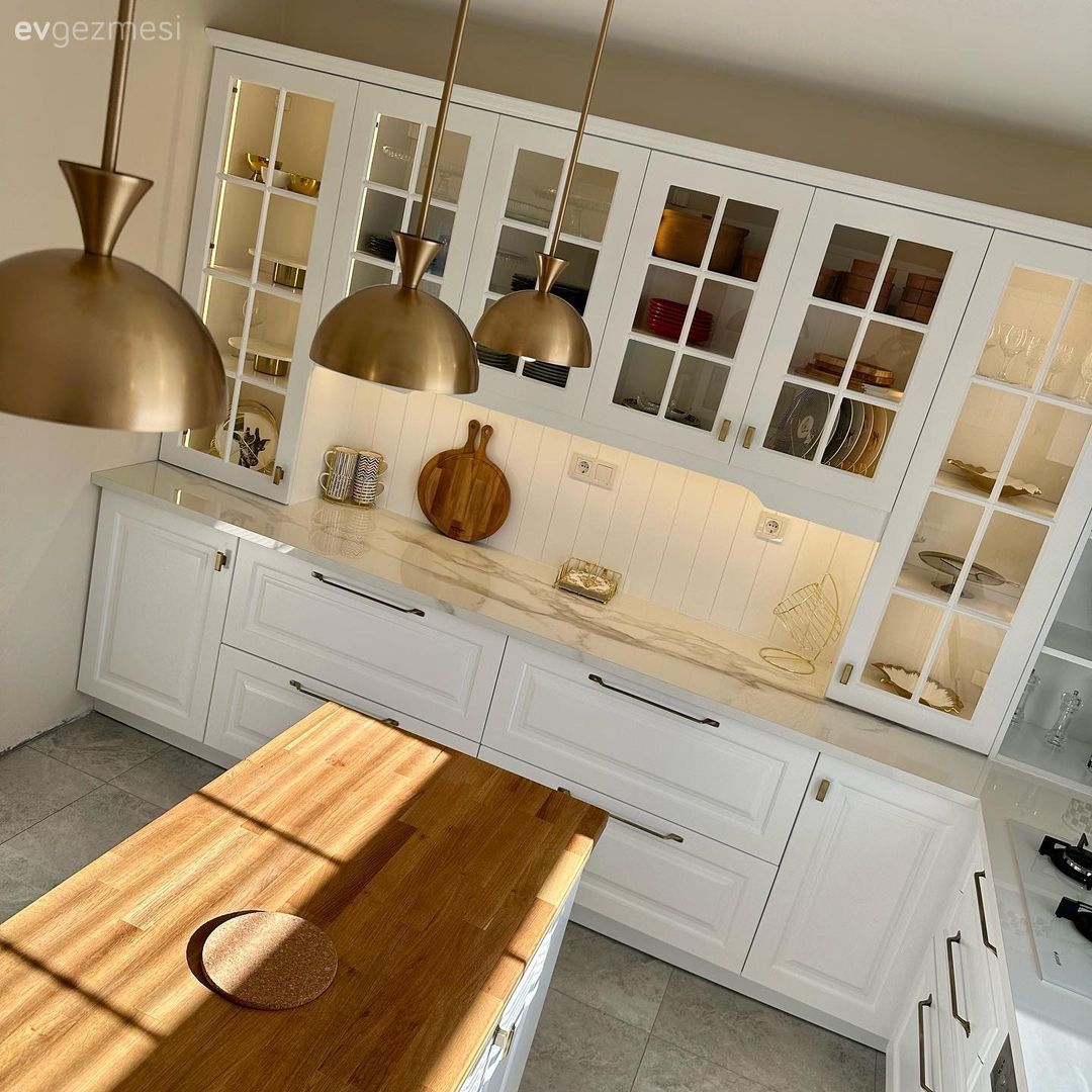 Ev Gezmesi: Bir Tutam Lambri Samimiyeti Alabildiğine Beyaz ve Ahşap!