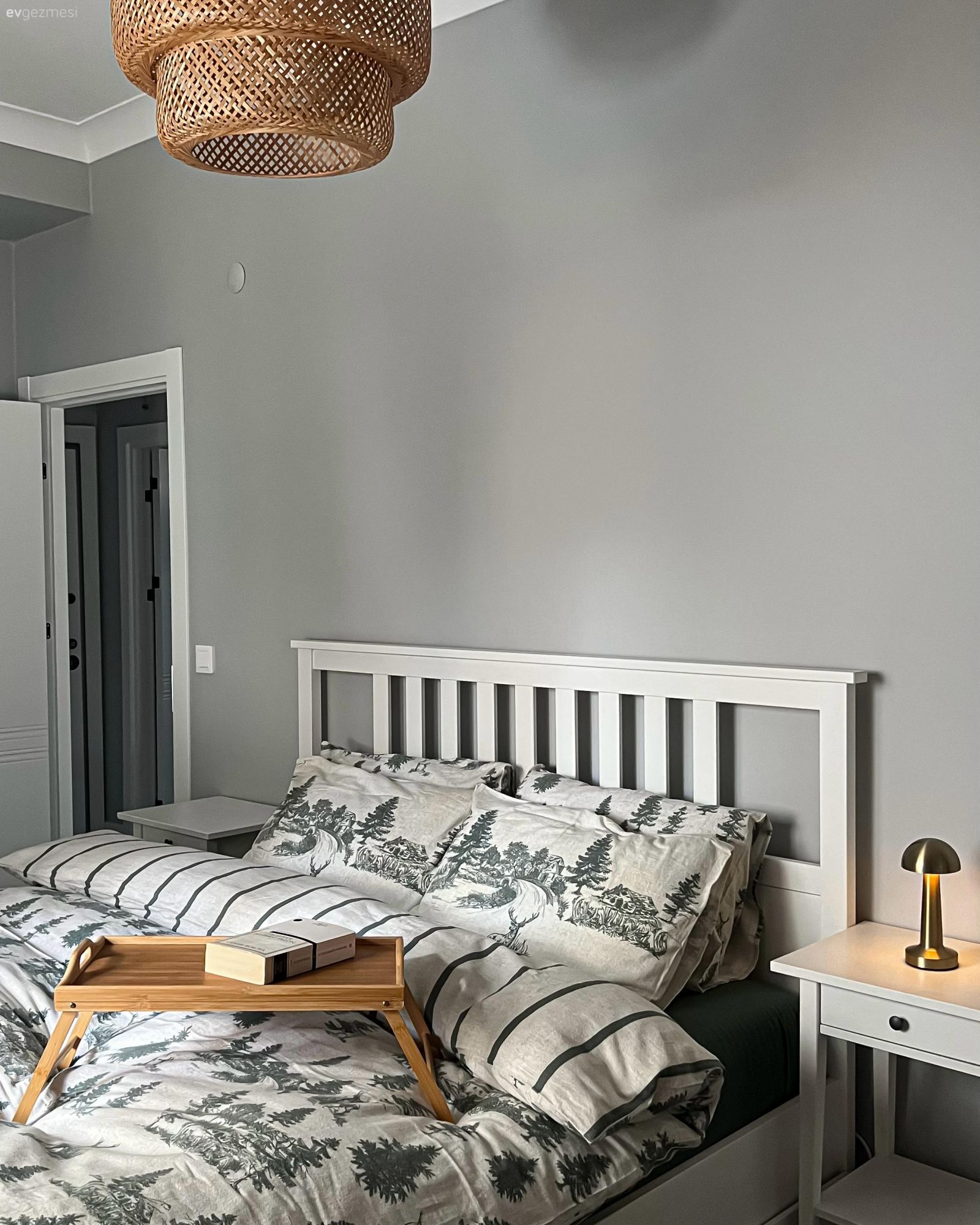 Bu Samimi Evde Yalın Tasarımlar Ahşapla Desteklenmiş