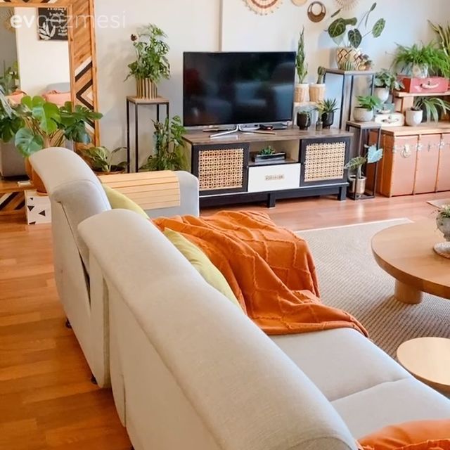 Salon, Bohem Dekorasyon, Beyaz, Turuncu, Koltuk takımı, Ahşap Mobilya, Orta sehpa, Sehpa, Ev bitkisi, Boy aynası, Ayna, Hasır