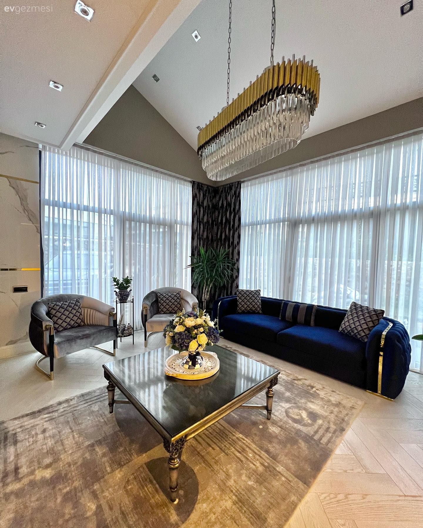 Salon, Art deko, Parlament mavisi, Altın, Gri, Beyaz, Bej, Koltuk takımı, Berjer, Fon perde, Perde, Tül perde, Orta sehpa, Sehpa, Halı, Metal ayaklı sehpa, Dekoratif Objeler, Mermer, Duvar dekorasyonu, Kırlent, Ev tekstili, Çizgili desen, Desenler, Kadife kumaş, Avize, Aydınlatma, Salon avizesi, Kristal aksesuarlar, Ev Aksesuar