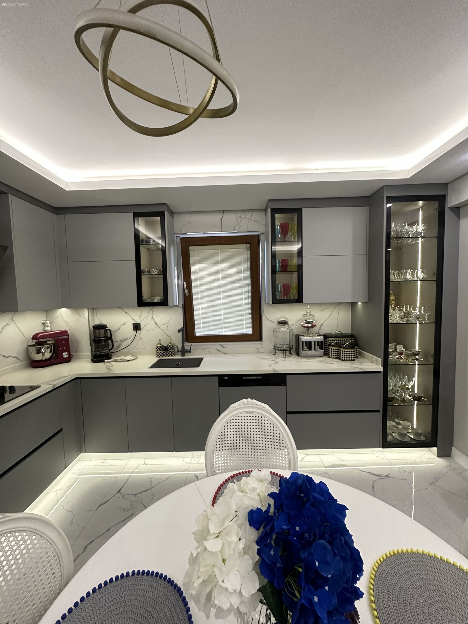 Bu Mutfakta Modern Dolaplar Country Masa ile Samimiyet Kazanmış!